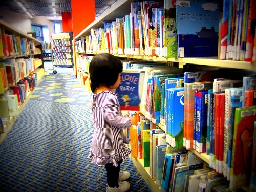 Đưa trẻ tới nhà sách và thư viện